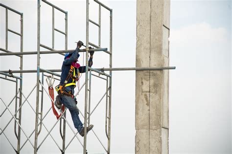 Climb Scaffolding without Ladder_2