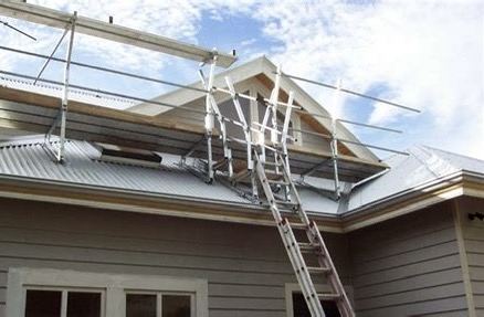Why Is Roof Ladder Scaffolding Essential for Roofing Jobs?