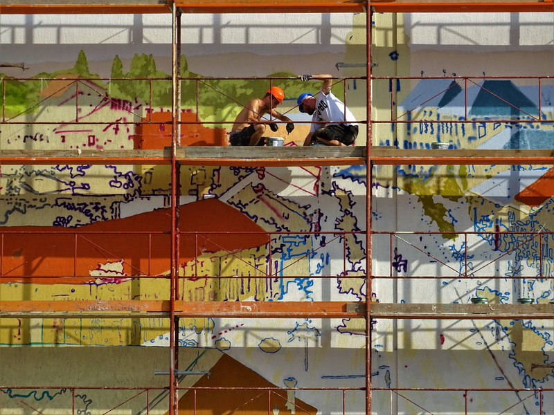 How Is Main Frame Scaffolding Assembled on Site?
