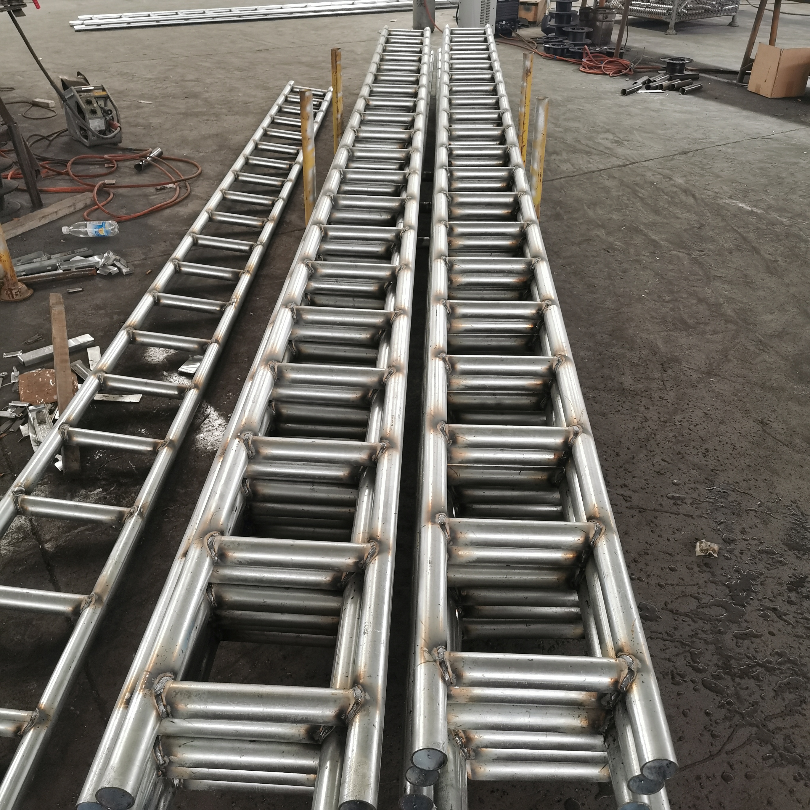 China Custom Galvanized Pipe Scaffolding Ladder Beam Manufacturers 