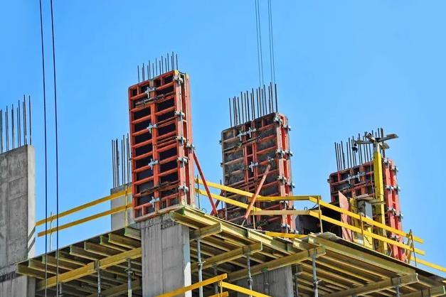 How Do The Characteristics of System Scaffolding Enhance Worksite Safety?